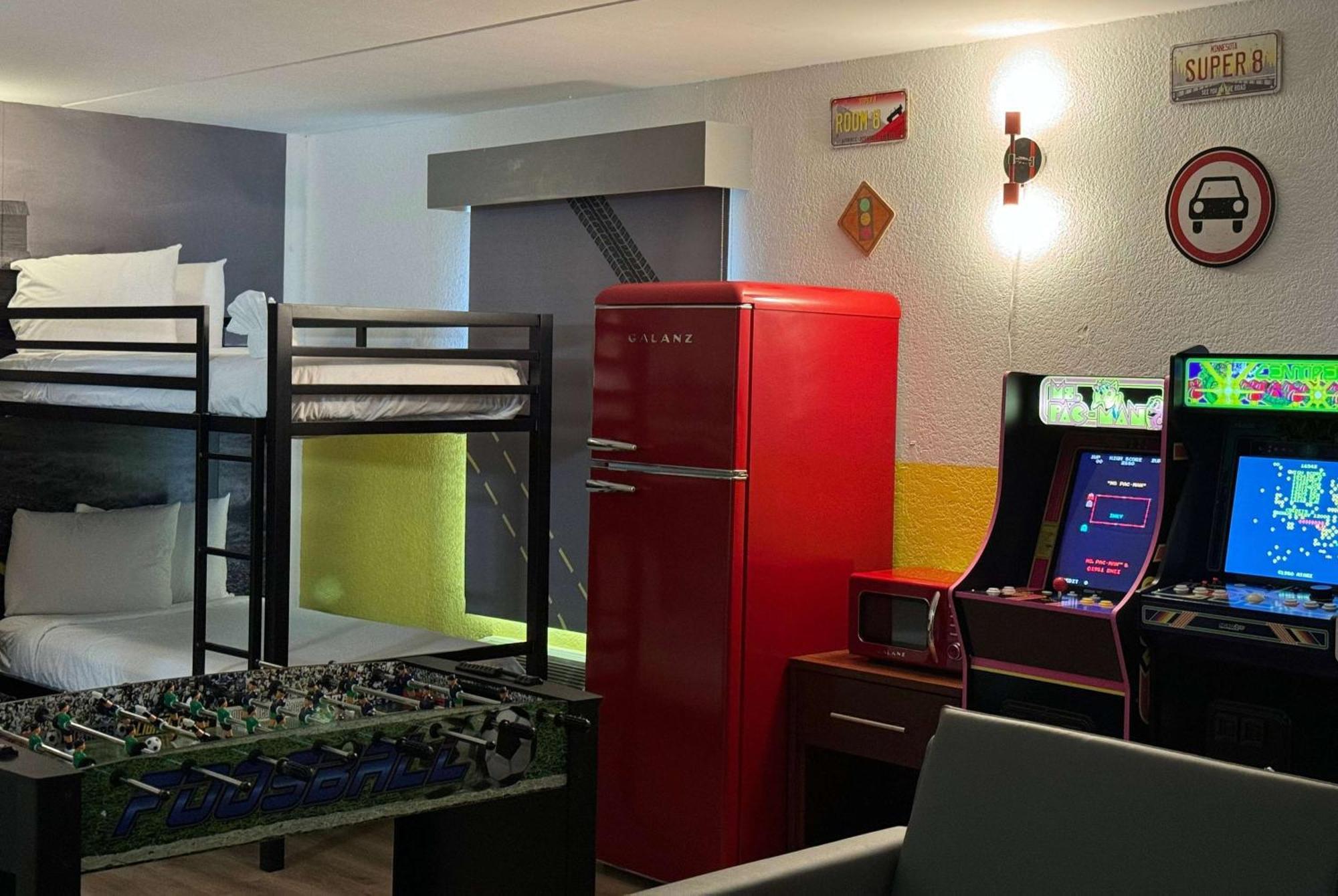 Hotel Super 8 By Wyndham Bloomington/Airport Esterno foto