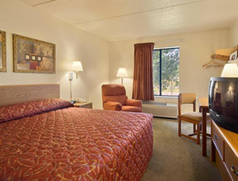 Hotel Super 8 By Wyndham Bloomington/Airport Esterno foto